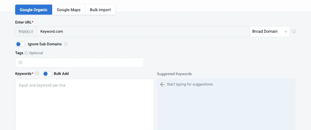 Capture d’écran montrant comment créer un projet, entrer un domaine et sélectionner des mots-clés sur Keyword.com.