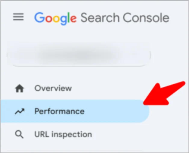Capture d’écran de la navigation dans la Google Search Console mettant en évidence la section Performance avec une flèche rouge.
