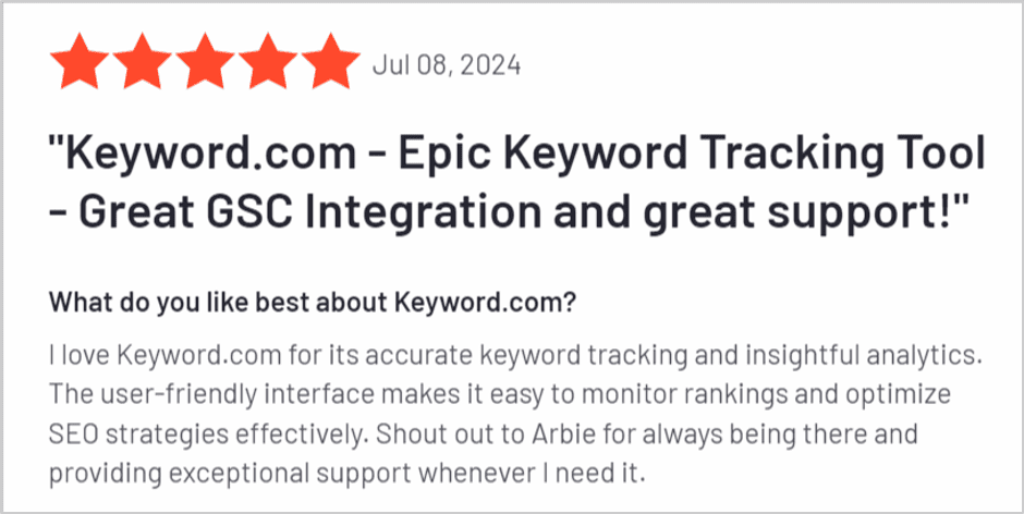 A five-star review highlighting the benefits of Keyword.com’s rank tracking API, including accurate keyword tracking and excellent support.